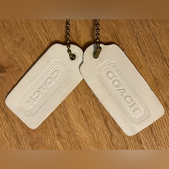 “Coach”
Small white leather purse - Picture 4 of 10